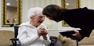 Emocionante: idosa de 97 anos chora ao ganhar o seu diploma de ensino médio