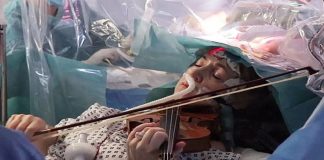 Paciente toca violino durante cirurgia no cérebro para retirada de tumor