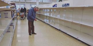 Imagem de idoso em busca de alimento em supermercado vazio é retrato do egoísmo durante a pandemia