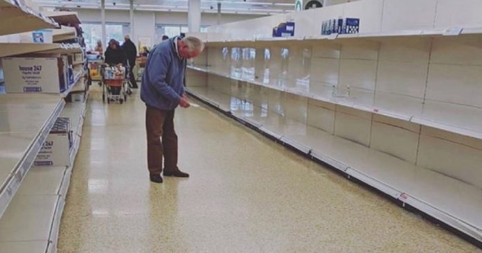 Imagem de idoso em busca de alimento em supermercado vazio é retrato do egoísmo durante a pandemia