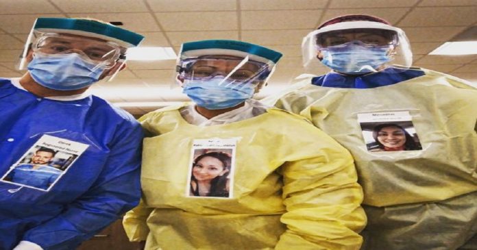 Médicos usam crachás sorridentes para permitir que os pacientes enxerguem além das máscaras