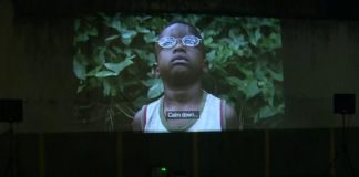 Moradores de um conjunto habitacional no Rio recebem projeção para ver cinema das janelas