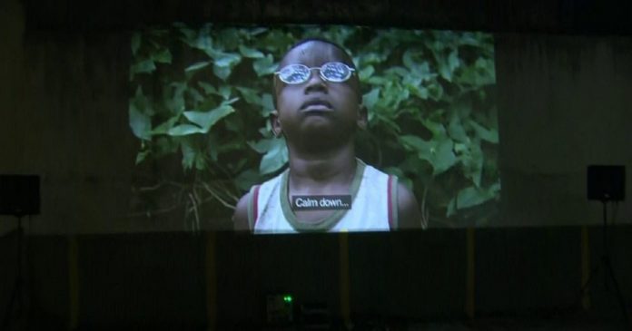 Moradores de um conjunto habitacional no Rio recebem projeção para ver cinema das janelas