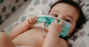agrandeartedeserfeliz.com - Pediatras advertem: crianças menores de 2 anos não devem usar máscaras