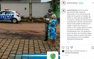 agrandeartedeserfeliz.com - Policial se comove ao ver idosa improvisando pano para cobrir o rosto