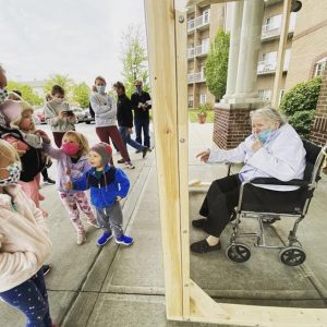 agrandeartedeserfeliz.com - Família constrói caixa de acrílico para poder passar tempo em segurança com a avó
