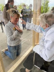 agrandeartedeserfeliz.com - Família constrói caixa de acrílico para poder passar tempo em segurança com a avó