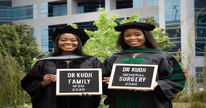 Mãe e filha se formam juntas na faculdade de medicina
