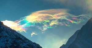 agrandeartedeserfeliz.com - Esse fenômeno natural faz as nuvens parecerem coloridas