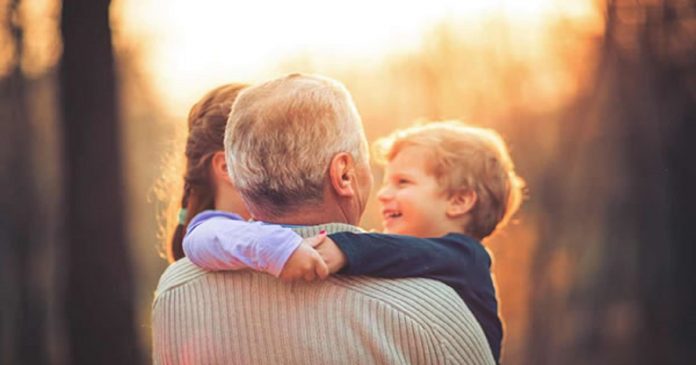 Suíça autoriza abraços entre netos e avós após luta contra o coronavírus