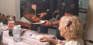 Idosa sozinha em casa liga para a polícia, e eles acabam preparando seu jantar