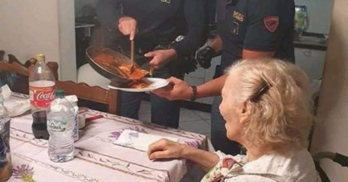 Idosa sozinha em casa liga para a polícia, e eles acabam preparando seu jantar