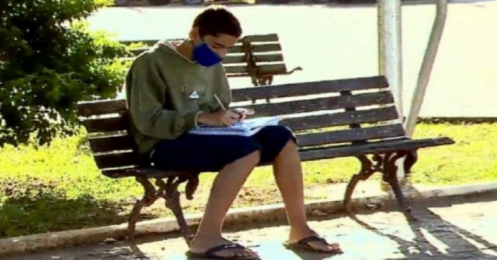 Menino de 13 anos usa Wi-Fi de açougue para poder estudar durante pandemia