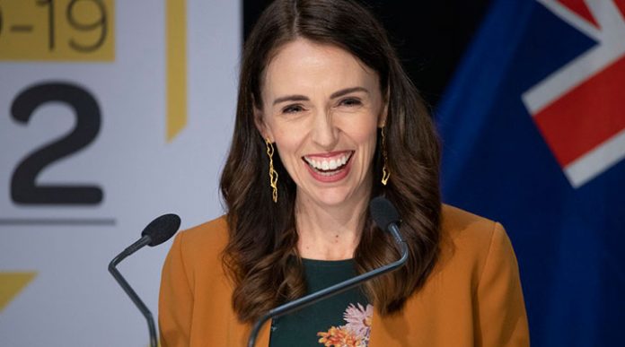 Jacinda Ardern comemora dançando ao anunciar que a Nova Zelândia está livre do coronavírus