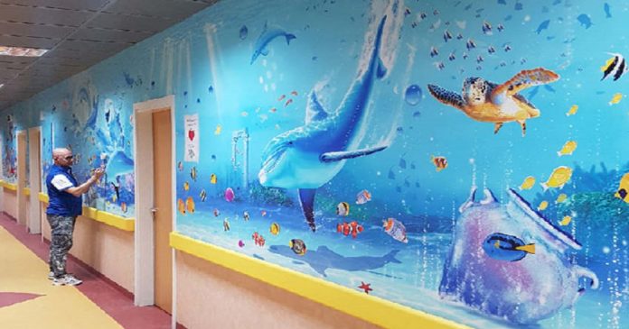 Artista transforma paredes de hospital em obra de arte para confortar doentes durante pandemia