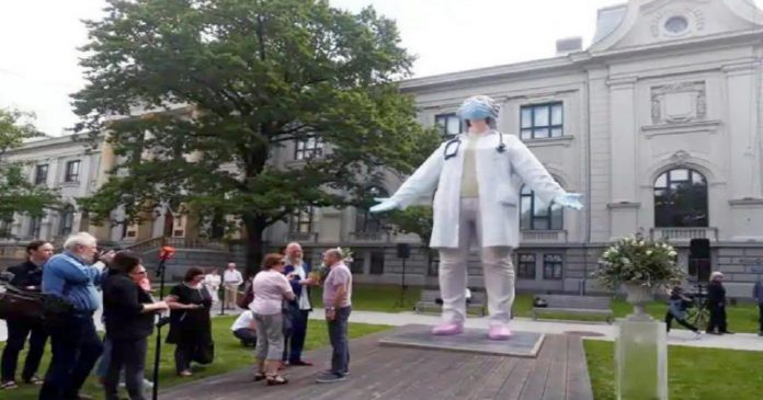 País ergue estátua de 6 metros em homenagem aos profissionais de saúde que seguem lutando contra a pandemia