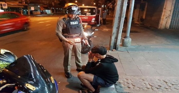 Policial compra bolo de aniversário para jovem que chorava por terem esquecido a data