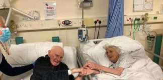 A última fotografia de um casal faleceu de coronavírus. Estavam juntos há 70 anos.
