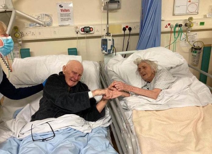 A última fotografia de um casal faleceu de coronavírus. Estavam juntos há 70 anos.