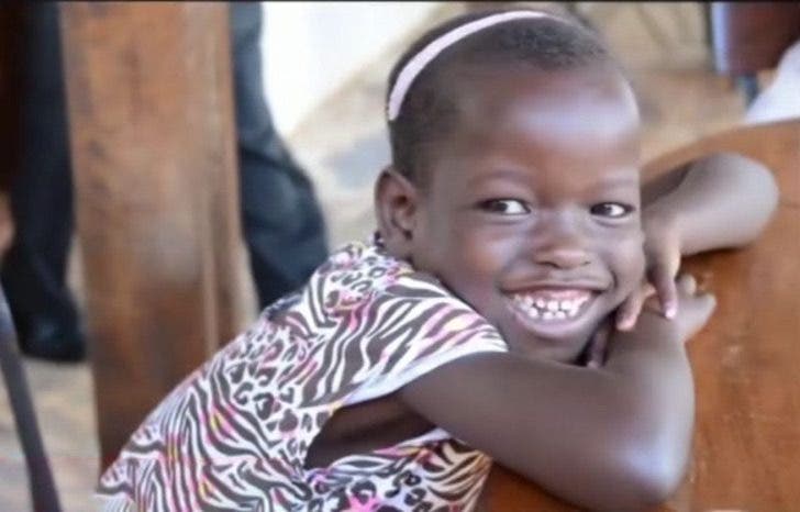 agrandeartedeserfeliz.com - Casal que tinha adotado menina de Uganda a envia de volta depois de conhecer sua história