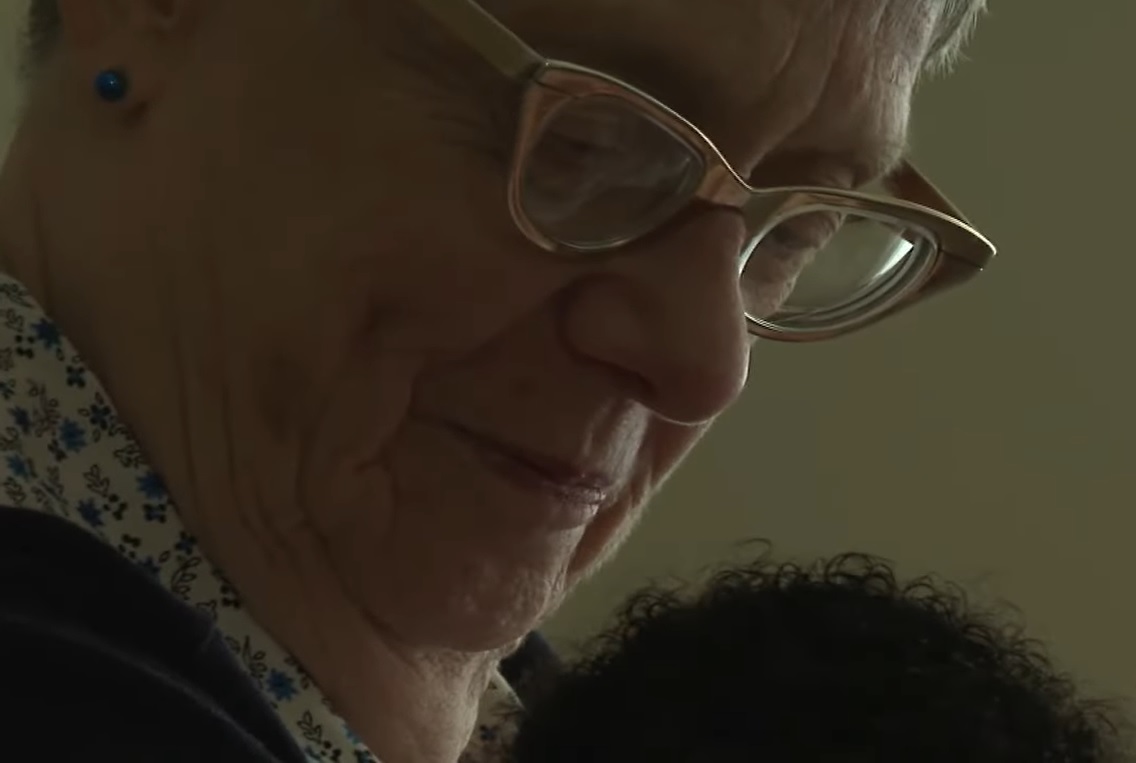 agrandeartedeserfeliz.com - Mulher de 78 anos acolheu 81 bebês rejeitados ao longo de 34 anos: 'É o meu chamado'