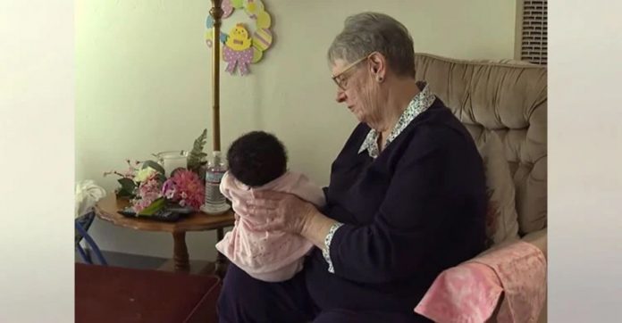 Mulher de 78 anos acolheu 81 bebês rejeitados ao longo de 34 anos: ‘É o meu chamado’