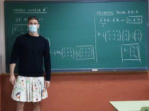 agrandeartedeserfeliz.com - Professores de espanhol dão aulas usando saias para condenar a homofobia
