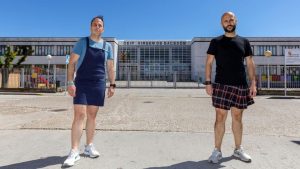 agrandeartedeserfeliz.com - Professores de espanhol dão aulas usando saias para condenar a homofobia