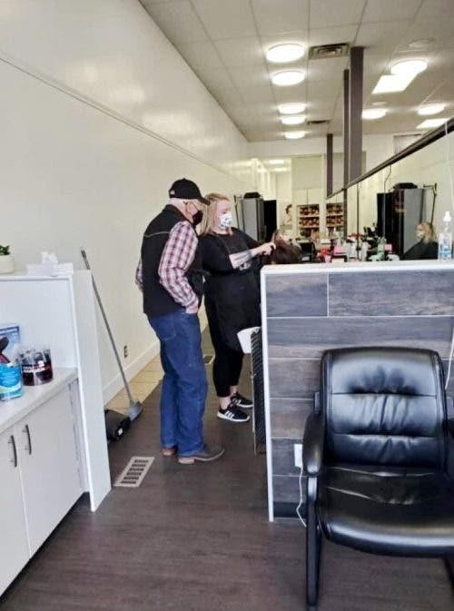 agrandeartedeserfeliz.com - Idoso de 79 anos faz curso de cabeleireiro para aprender a maquiar e pentear sua esposa