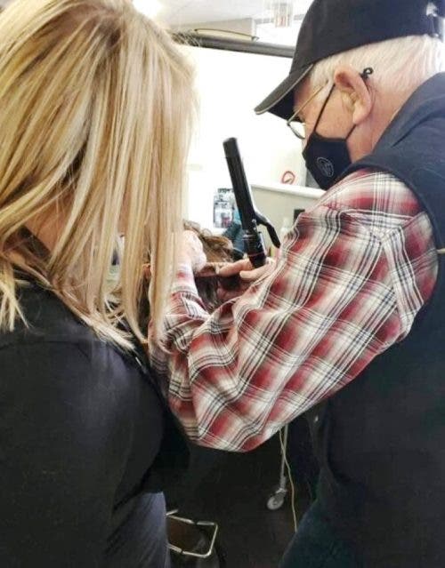 agrandeartedeserfeliz.com - Idoso de 79 anos faz curso de cabeleireiro para aprender a maquiar e pentear sua esposa