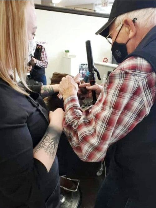 agrandeartedeserfeliz.com - Idoso de 79 anos faz curso de cabeleireiro para aprender a maquiar e pentear sua esposa