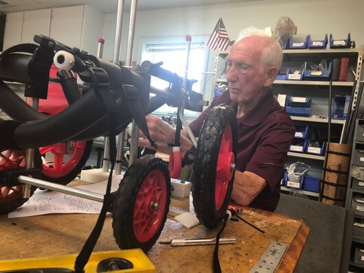 agrandeartedeserfeliz.com - Idoso de 92 anos usa tempo livre para construir carrinho para cães paraplégicos