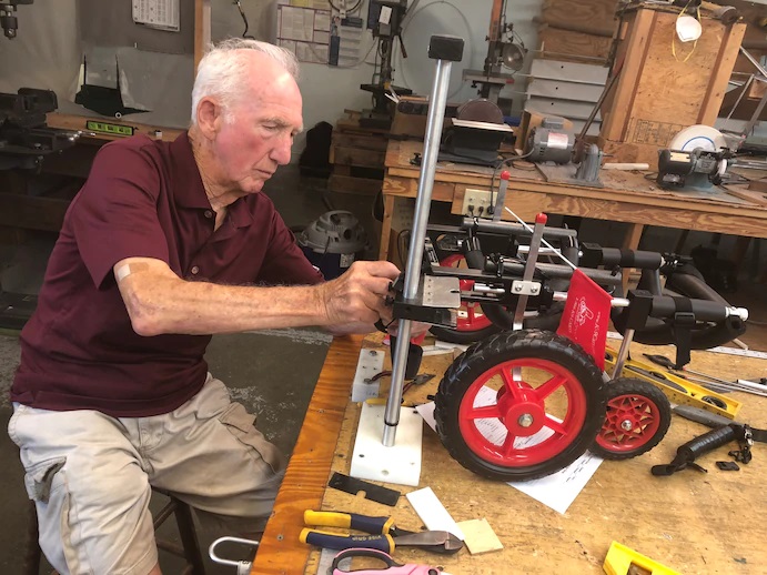 agrandeartedeserfeliz.com - Idoso de 92 anos usa tempo livre para construir carrinho para cães paraplégicos