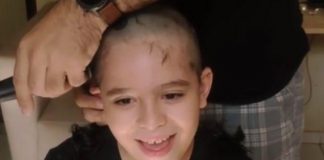 Menino de 9 anos raspa o cabelo em apoio ao amigo internado com câncer