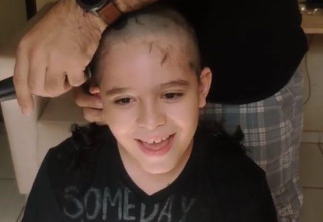 Menino de 9 anos raspa o cabelo em apoio ao amigo internado com câncer