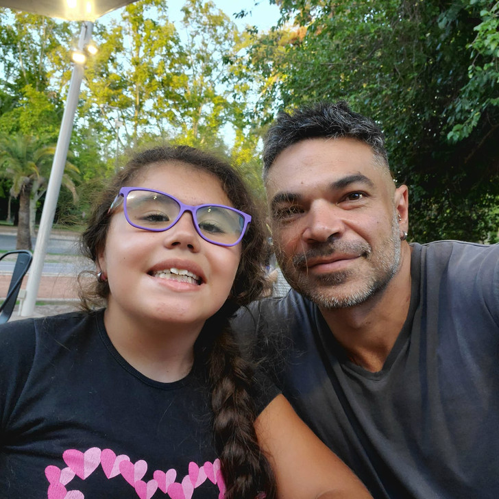 agrandeartedeserfeliz.com - Casal gay adota menina com leucemia que foi abandonada e ajuda ela a superar doença