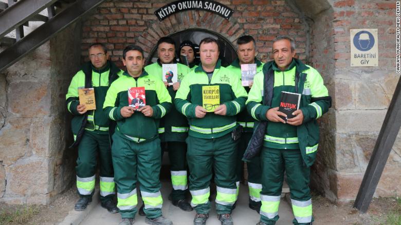 agrandeartedeserfeliz.com - Coletores de lixo criam biblioteca comunitária com milhares de livros reciclados das ruas