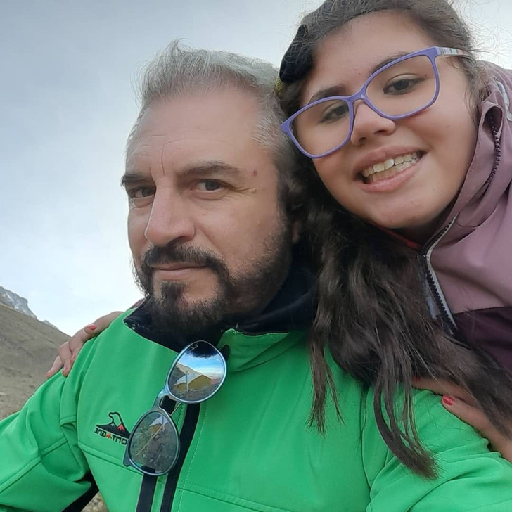 agrandeartedeserfeliz.com - Casal gay adota menina com leucemia que foi abandonada e ajuda ela a superar doença