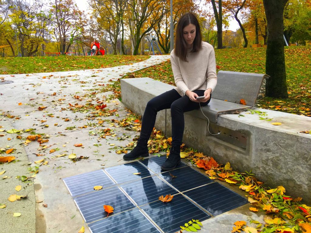 agrandeartedeserfeliz.com - Jovens criam piso solar feito com garrafas recicladas que geram energia durante o ano todo