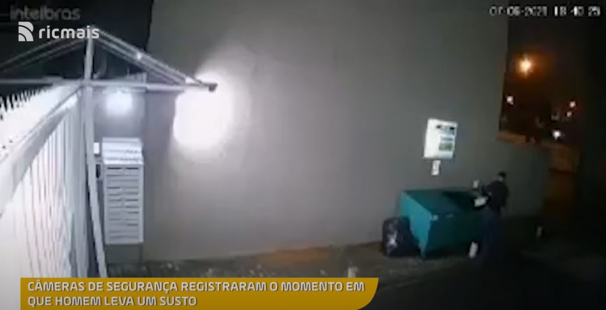 agrandeartedeserfeliz.com - Vizinhos providenciam abrigo e comida para morador de rua que entrou em caçamba para fugir do frio