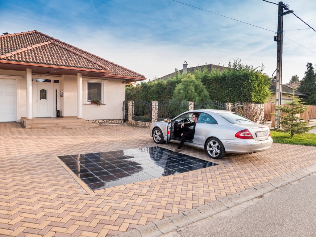 agrandeartedeserfeliz.com - Jovens criam piso solar feito com garrafas recicladas que geram energia durante o ano todo