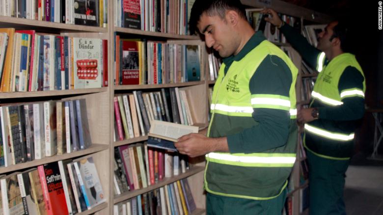 agrandeartedeserfeliz.com - Coletores de lixo criam biblioteca comunitária com milhares de livros reciclados das ruas