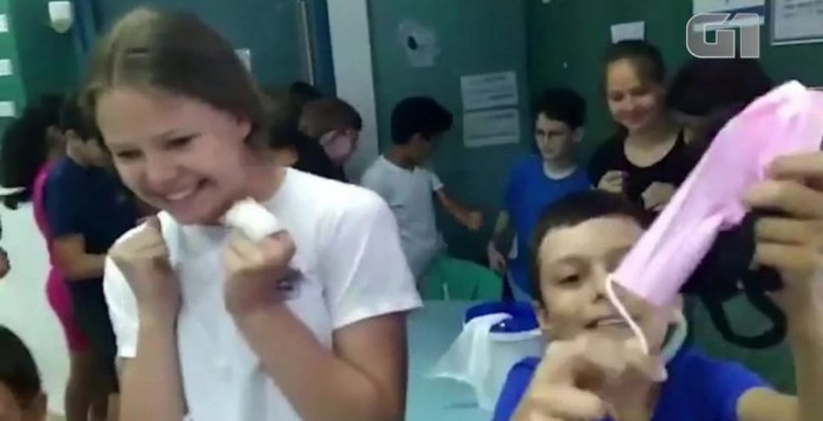 agrandeartedeserfeliz.com - Crianças de Israel comemoram fim da obrigatoriedade do uso de máscaras e fazem festa em escola; veja o vídeo
