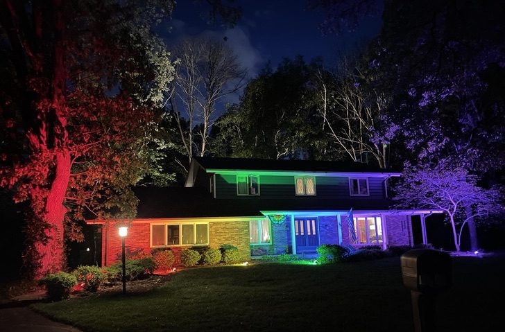 agrandeartedeserfeliz.com - Casal gay decide iluminar casa com as cores do arco-íris após serem proibidos de hastear bandeira