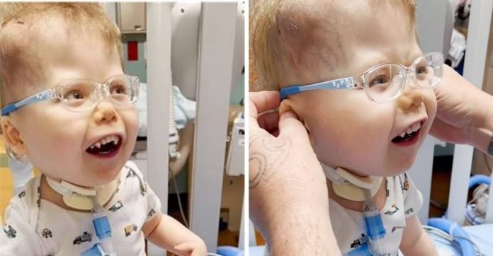 Menino de 3 anos fica todo feliz ao enxergar rosto de seus pais pela primeira vez