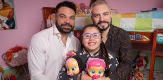 Casal gay adota menina com leucemia que foi abandonada e ajuda ela a superar doença