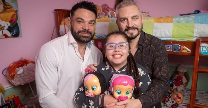 Casal gay adota menina com leucemia que foi abandonada e ajuda ela a superar doença