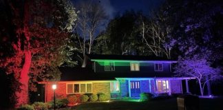 Casal gay decide iluminar casa com as cores do arco-íris após serem proibidos de hastear bandeira