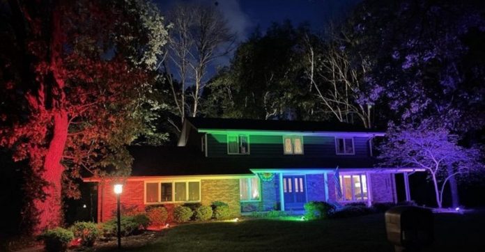 Casal gay decide iluminar casa com as cores do arco-íris após serem proibidos de hastear bandeira