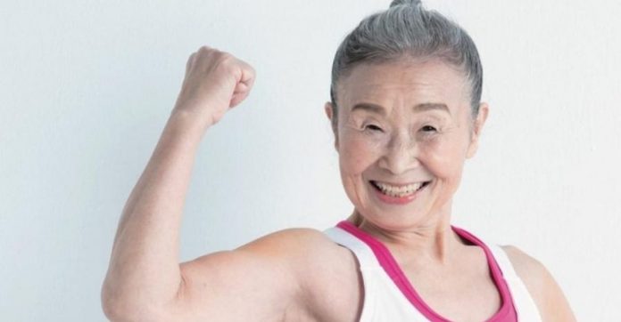 Professora de ginástica de 90 anos esbanja saúde e vitalidade no Japão: ‘Idade é só um número’